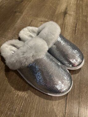 Ugg slippers size 9 womens
